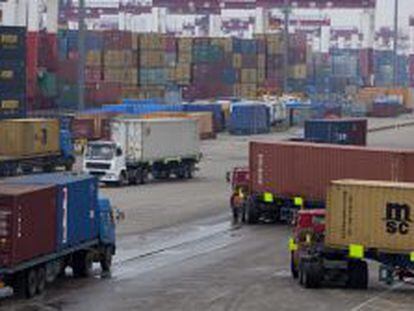 Varios camiones transportan contenedores en un  puerto. EFE/Archivo