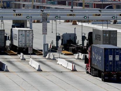 Camiones en el puerto de Los &Aacute;ngeles