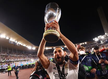 Karim Benzema, el miércoles en Helskinki con el trofeo de la Supercopa de Europa.
