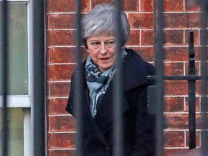 La primera ministra británica, Theresa May, abandona el 10 de Downing, este jueves en Londres. En vídeo, el mandato de May, en cinco momentos.