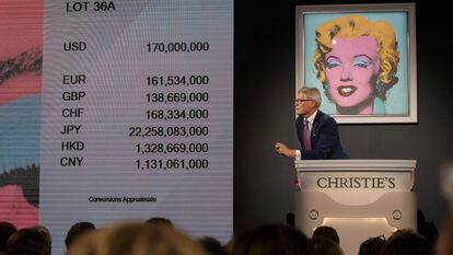 New York (United States), 09/05/2022.- Christie's auctioneer scans the room for new bids on 'Shot Sage Blue Marilyn' by Andy Warhol during an Evening Sale of works from The Collection of Thomas and Doris Amman at Christie's Auction House in New York, New York, USA, 09 May 2022. (Estados Unidos, Nueva York) EFE/EPA/SARAH YENESEL
