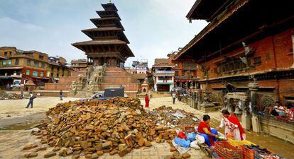 Tres meses despues del terremoto en Nepal. la Plaza Taumadhi en el distrito Bhaktapur.