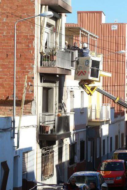 Tres mujeres mueren en un incendio en el número 23 de la calle de Forcanada en Sabadell.