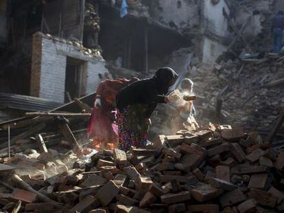 Habitantes de las zonas afectadas por el terremono en Nepal limpian los escombros en los que han quedado sus hogares.