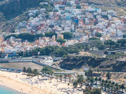 Viviendas en una playa de Tenerife.