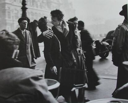 En un beso de 10 segundos participan 80 millones de bacterias. En la imagen, 'Le baiser de l'hôtel de ville', de Robert Doisneau.