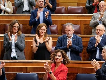 La ministra de Hacienda, María Jesús Montero (2d, delante), recibe los aplausos de los miembros del Gobierno y de la bancada socialista, este miércoles en el Congreso.
