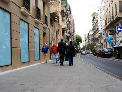 Calle F&eacute;lix Pizcueta, en Valencia, pavimentada con baldosas que reducen hasta el 72% de la contaminaci&oacute;n atmosf&eacute;rica.
 