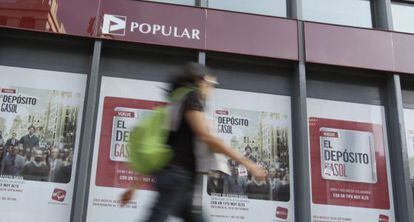 Una oficina del Banco Popular con publicidad de depósitos en Madrid.