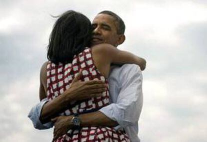 Imagen cedida por Twitter. El presidente de EE.UU., Barack Obama, abraza a su mujer Michelle en una fotografía que colgó en su propia cuenta de la red social Twitter tras conocer su victoria en las elecciones presidenciales celebradas anoche.