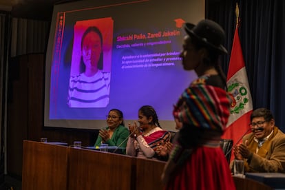 Docentes y directivos del Centro de Idiomas aplauden a una de las recién graduadas. 