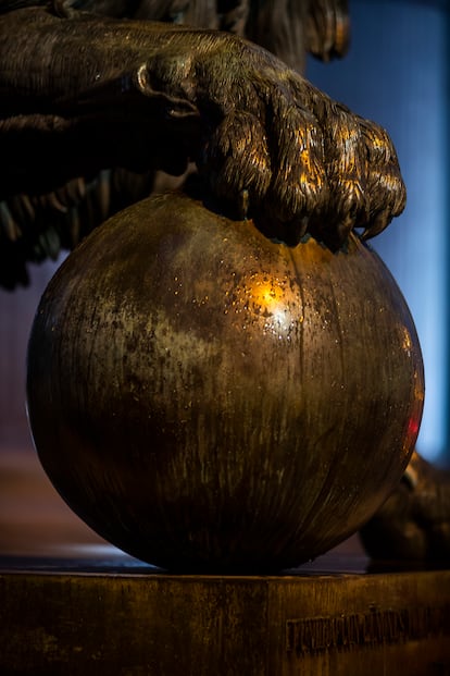 La zarpa de Velarde, uno de los dos leones del Congreso. 