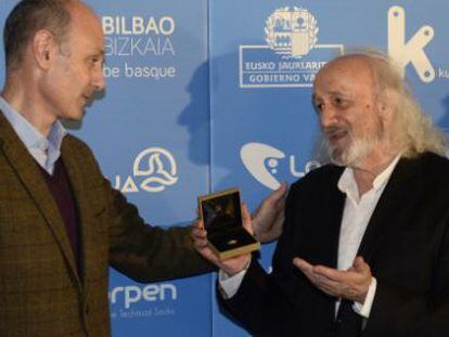 Montxo Armend&aacute;riz recibe el premio Eguzkilore de manos de Jabier Baraiazarra. 
