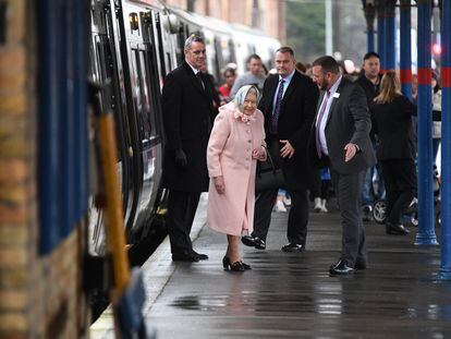 La reina Isabel II, llegando a la estación de trenes Kings Lynn, en Norfolk, en diciembre de 2019.