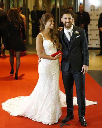 El futbolista, con un esmoquin gris oscuro de tres piezas de Giorgio Armani, y Antonela Rocuzzo el día de su boda en Rosario, Argentina, en 2017.