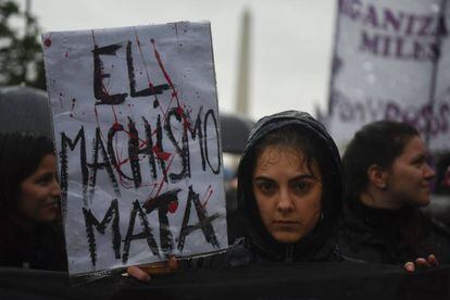 Una mujer porta un cartel de protesta en la marcha en Buenos Aires contra la violencia machista