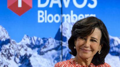 La presidenta del Santander, Ana Botín, entre la representación española en Davos.