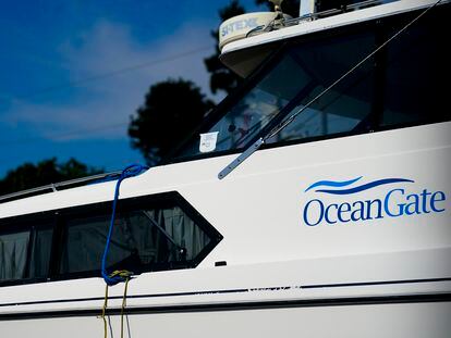 Un barco con el logo de OceanGate, varado junto a la sede de la empresa en Everett (Washington), este jueves.