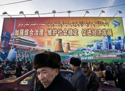 La propaganda gubernamental publicita el moderno futuro de Xinjiang. en la zona, los conflictos étnicos acompañan la profunda transformación de la zona.