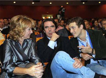 Esperanza Aguirre y José María Aznar conversan con Pablo Casado durante el Congreso en el que este último ha sido reelegido como presidente de Nuevas Generaciones de Madrid.