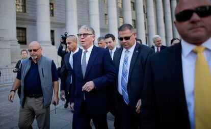 El fiscal Cyrus Vance sale de los juzgados de Manhattan el 23 de octubre.