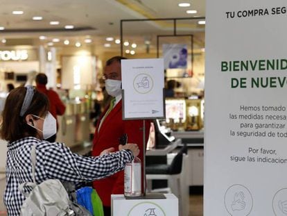 Vista de la entrada a una tienda de El Corte Ingles en el centro de Oviedo.