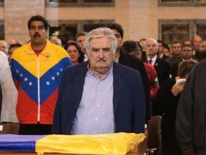 De izquierda a derecha, Cristina Fern&aacute;ndez, Nicol&aacute;s Maduro, Jos&eacute; Mujica y Evo Morales ante el f&eacute;retro de Hugo Ch&aacute;vez, el 6 de marzo en Caracas.