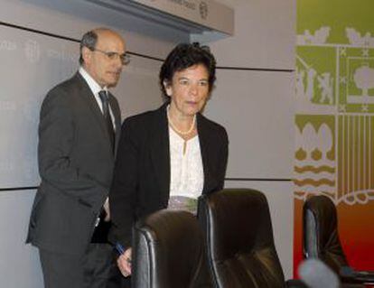 El consejero de Sanidad, Rafael Bengoa, y la responsable de Educación, Isabel Celaá, ayer en Bilbao