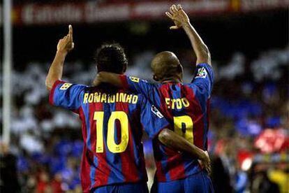 Ronaldinho y Eto&#39;o, abrazados, se despiden del público tras la victoria del Barça sobre el Real Madrid.