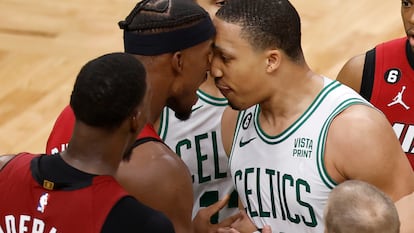 Jimmy Butler, de los Miami Heat, se encara con Grant Williams, de los Boston Celtics, en el partido de este viernes.