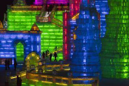 Esculturas de hielo iluminadas con luces de colores en Harbin (China).
