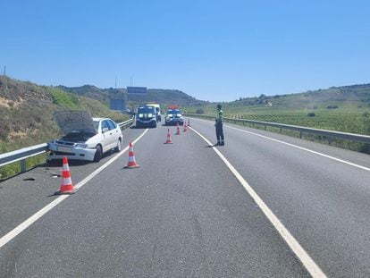 Accidente de tráfico en el que tres personas han resultado heridas este lunes en la N-232, en Cenicero (La Rioja).
