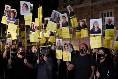 Manifestantes con pancartas con rostros de miembros del Parlamento catalán durante el tercer aniversario del referéndum independentista, el 1 de octubre de 2020.
