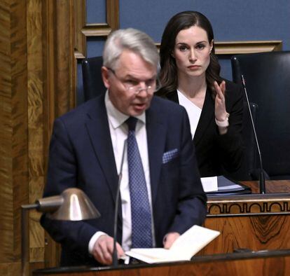 In the foreground, the Minister of Foreign Affairs of Finland, the environmentalist Pekka Haavisto, and, behind, the Prime Minister, Saana Marin, of the Social Democratic Party, this Wednesday in Parliament, in Helsinki.