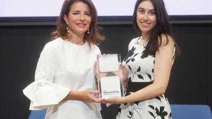 Hortensia Roig, promotora del premio, le entrega el galardón a Andrea Navarro, por su novela 'Elsa y el club de los números'.