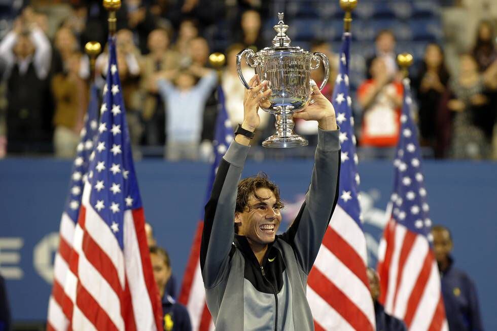 Rafa Nadal levanta la copa de su primer Open USA.