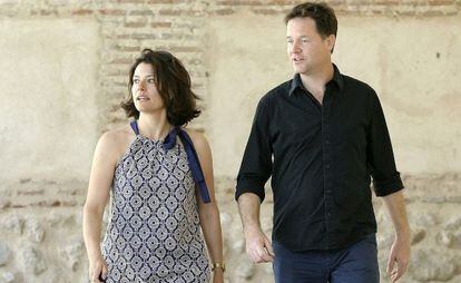 El viceprimer ministro británico, Nick Clegg pasea con su mujer, la española Míriam González, por Olmedo (Valladolid).