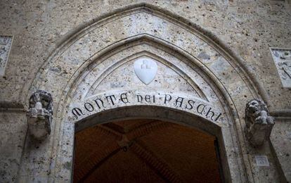 La sede de la Banca Monte Paschi en la plaza Salimbeni en Siena, Italia