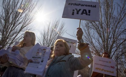 Miembros de la asociación Hazteoír repartían folletos sobre el veto parental en la puerta del Colegio Público Miguel Hernández de Leganés en febrero de 2020.