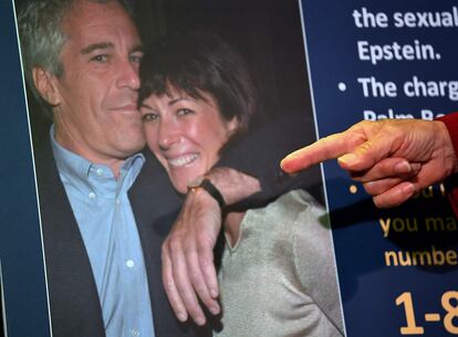 Jeffrey Epstein y Ghislaine Maxwell, retratados en un cartel en Nueva York en julio de 2020.