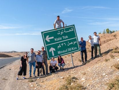 Joan Torres (el primero a la derecha), con un grupo de un viaje de Against the Compass, en el Kurdistán iraquí.