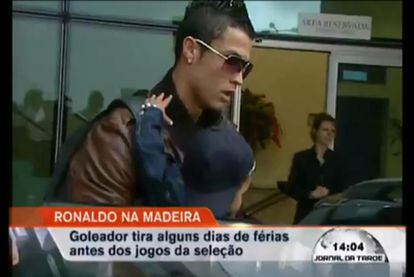 El delantero madridista Cristiano Ronaldo, junto a su hijo Cristiano en el aeropuerto de Funchal (Madeira). Son las primeras imágenes del futbolista con el bebé, nacido en julio de 2010.