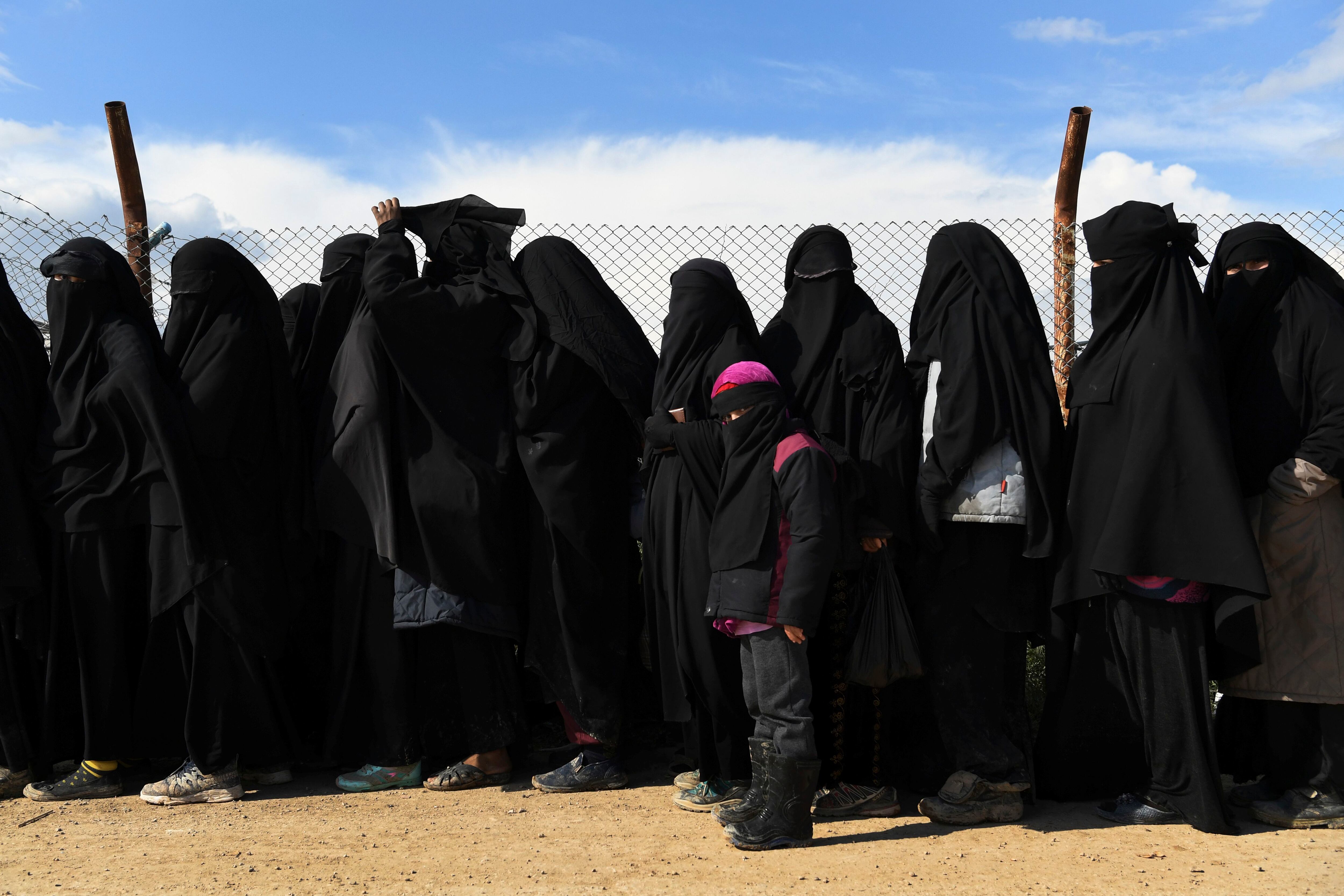Mujeres y niños en la sección de extranjeros en el campamento de Al Hol, en el norte de Siria, en 2019.