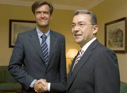 López Aguilar (izquierda) y Rivero se saludan antes de la reunión de ayer.