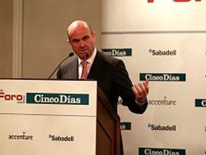 El ministro de Econom&iacute;a, Luis de Guindos, en el Foro Cinco D&iacute;as de hoy. 