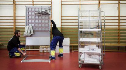 Preparativos de un colegio electoral para las elecciones generales del 28 de abril en el Colegio Francesc Macia de Barcelona.