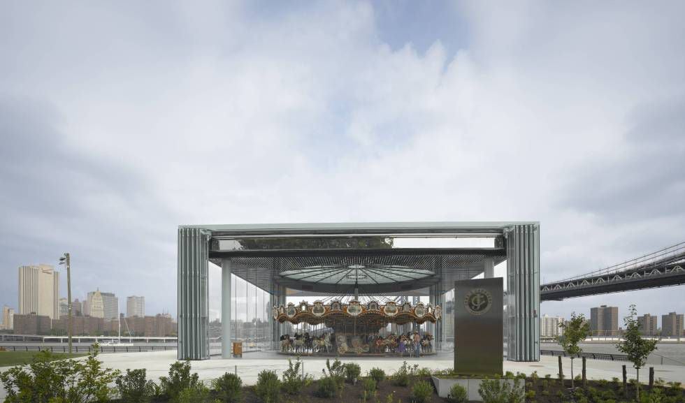 Jean Nouvel proyectó la carcasa de acero y vidrio que protege el Jane's Carousel, junto al puente de Brooklyn. |