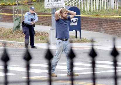 Edgar Maddison Welch en el momento en que se entrega a la policía tras abrir fuego en el local
