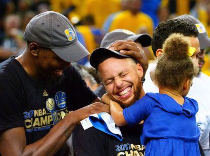 Stephen Curry (c), base de los Warriors, celebra la victoria de su equipo junto a su hija Riley (d).