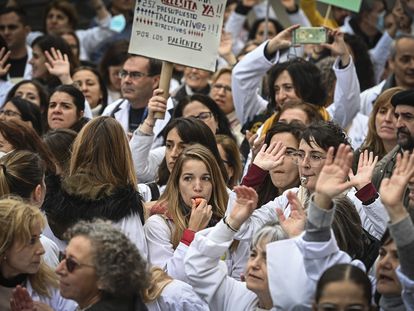 Concentración de médicos, el lunes ante la sede de la Gerencia de Atención Primaria, en Madrid.